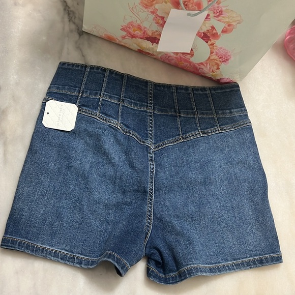 Medium wash denim shorts - Picture 4 of 5